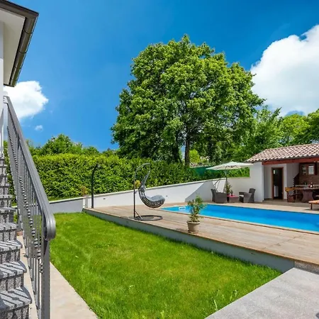 A Charming Poolside In Holiday home *