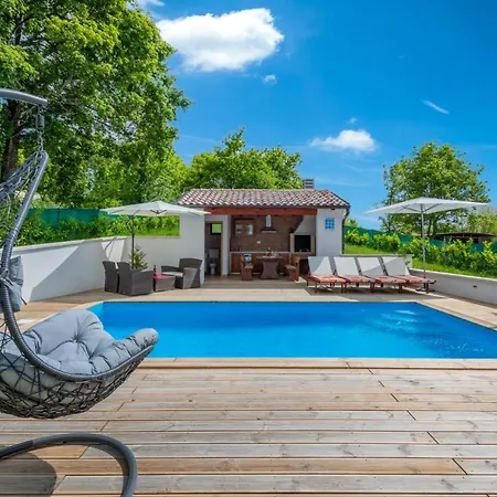 Vikendica A Charming Poolside In Pazin