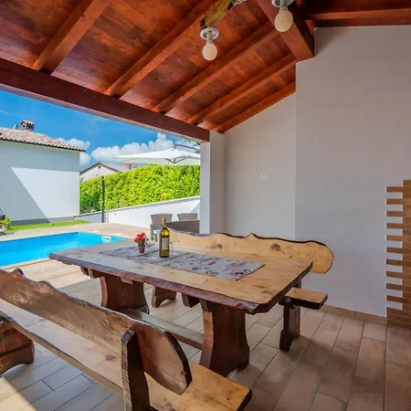 Vikendica A Charming Poolside In