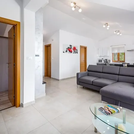 A Charming Poolside In Holiday home *