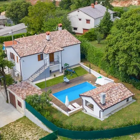 A Charming Poolside In Holiday home Pazin