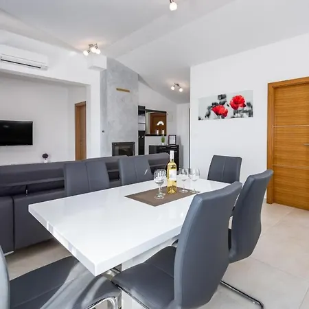 Holiday home A Charming Poolside In Pazin