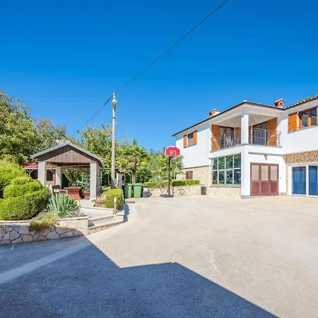 Vikendica A Charming Poolside In Pazin